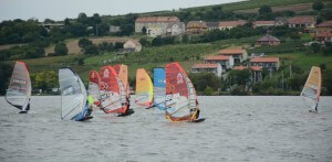 Windsurfing v Yacht Clubu Dyje pod apartmánem